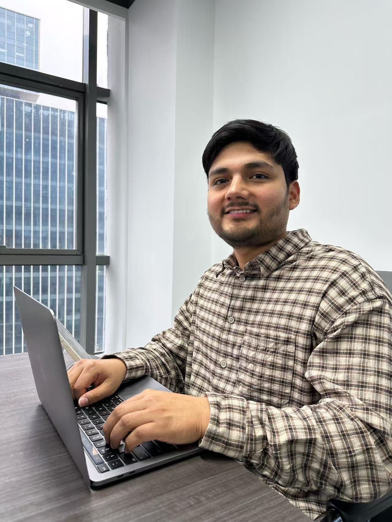 Lenin Salazar, titulado en Negocios Internacionales, brinda soporte experto en logística, carga y documentación.