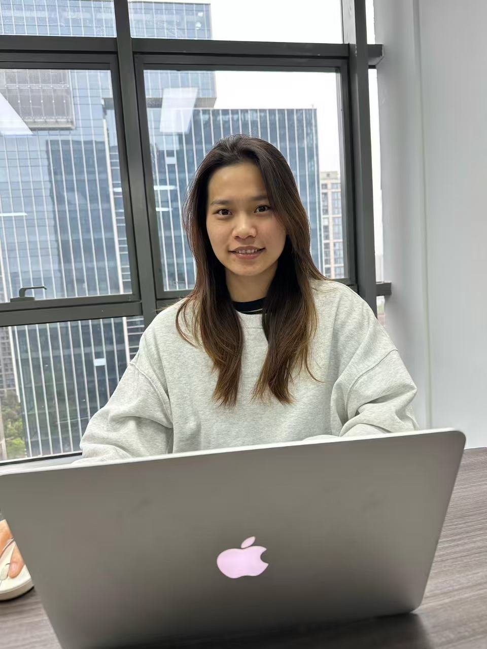 Natalia Ma, china-hispanohablante, experta en conseguir precios directos de fábrica y evitar sobrecostos.