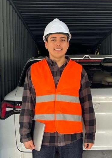 Jomeini Salazar, especialista en negociaciones con amplia experiencia en exportación enfocada en vehículos electricos y maquinaria pesada.