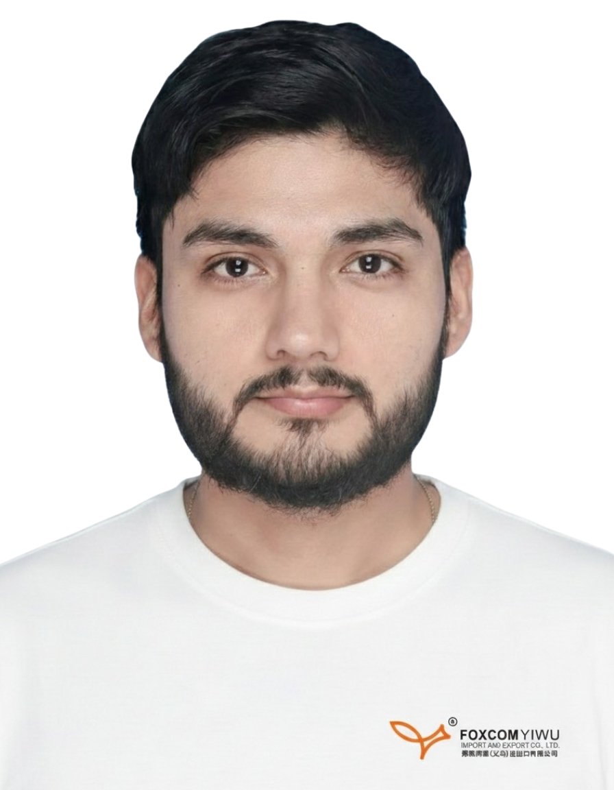 Lenin Salazar, titulado en Negocios Internacionales, brinda soporte experto en logística, carga y documentación.